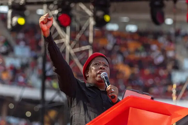 O líder do Economic Freedom Fighters (EFF), Julius Malema, gesticula do palco enquanto comemora o 10º aniversário do partido em Joanesburgo, África do Sul, em 29 de julho de 2023 (Guillem Sartorio/AFP via Getty Images)