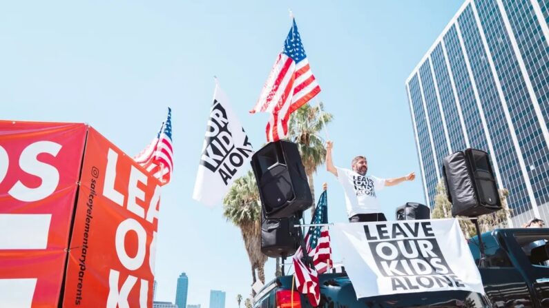 Cerca de 200 manifestantes pelos direitos dos pais marcharam pelo centro de Los Angeles para protestar contra as transições secretas de gênero nas escolas públicas da Califórnia em 22 de agosto de 2023. (Cortesia de Hasmik Bezirdshyan)