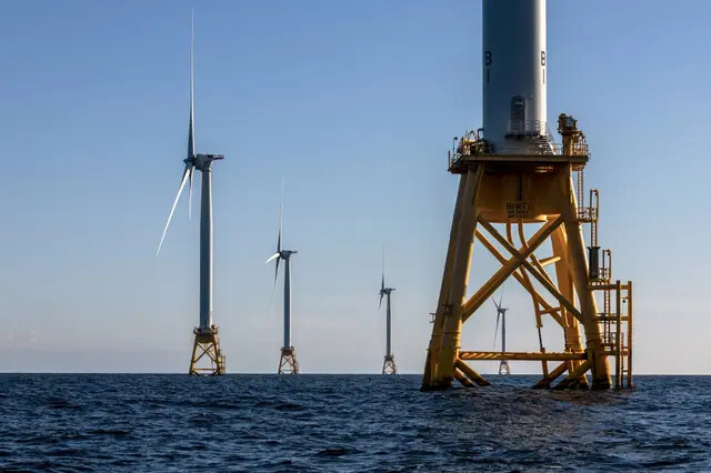 Turbinas eólicas geram eletricidade no primeiro parque eólico offshore comercial dos Estados Unidos, Block Island, perto de Rhode Island, em 7 de julho de 2022 (John Moore/Getty Images)