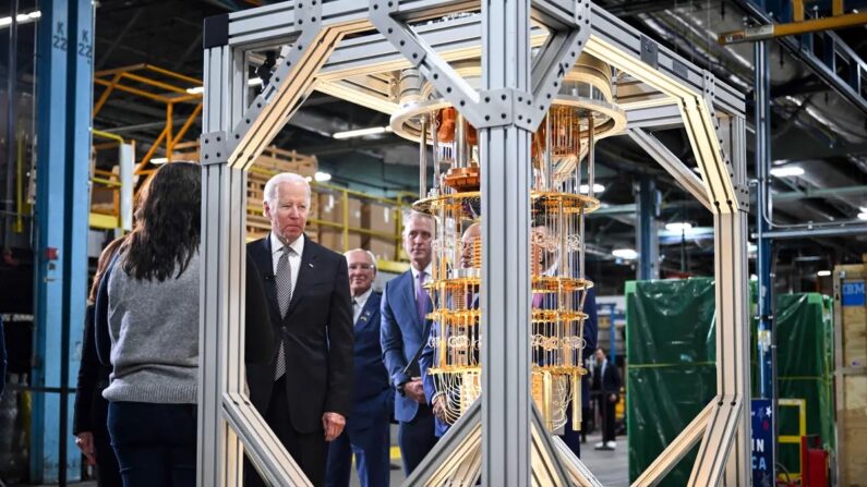 O presidente Joe Biden olha para um computador quântico enquanto visita as instalações da IBM em Poughkeepsie, NY, em 6 de outubro de 2022. A IBM recebeu o presidente para comemorar o anúncio de um investimento de US$20 bilhões em semicondutores, computação quântica e outras tecnologias de ponta. tecnologia no estado de Nova York. (Mandel Ngan/AFP via Getty Images)
