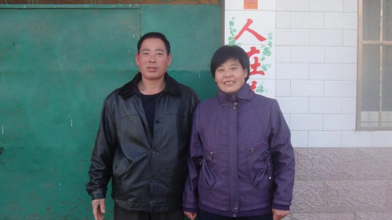 Ding Yuande e sua esposa, Ma Ruimei, fotografados antes de serem detidos ilegalmente por sua fé, em 12 de maio de 2023. (Cortesia do Centro de Informações do Falun Dafa)