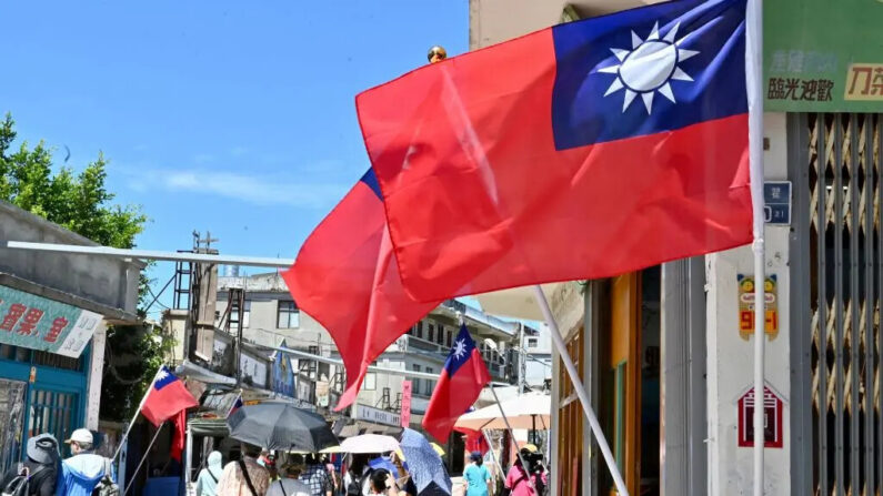 Turistas passam por bandeiras de Taiwan nas ilhas Kinmen, em Taiwan, em 11 de agosto de 2022 (Sam Yeh/AFP via Getty Images)