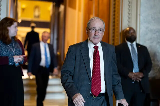 O senador Jim Risch (R-Idaho) deixa a Câmara do Senado durante uma série de votações no edifício do Capitólio dos EUA, em Washington, em 11 de maio de 2022 (Anna Moneymaker/Getty Images)
