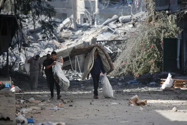 Palestinos deslocados de suas casas como resultado de ataques israelenses na Cidade de Gaza,  em 13 de outubro de 2023 (Ahmad Hasaballah/Getty Images)
