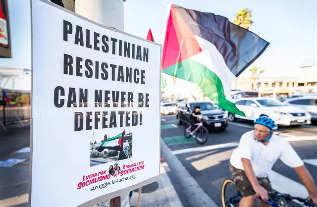 Manifestantes agitam bandeiras palestinas em apoio aos palestinos e ao socialismo em Los Angeles em 12 de outubro de 2023 (John Fredricks/The Epoch Times)