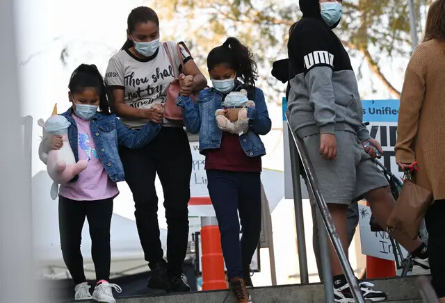 Crianças usam máscaras em Los Angeles, Califórnia, em 5 de janeiro de 2022. (Robyn Beck/AFP via Getty Images)