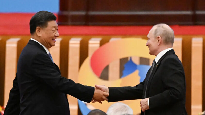 O líder chinês Xi Jinping (Esquerda) aperta a mão do presidente da Rússia, Vladimir Putin, durante a cerimônia de abertura do terceiro Fórum do Cinturão e Rota para Cooperação Internacional no Grande Salão do Povo em Pequim, em 18 de outubro de 2023 (Pedro Pardo/AFP via Imagens Getty)