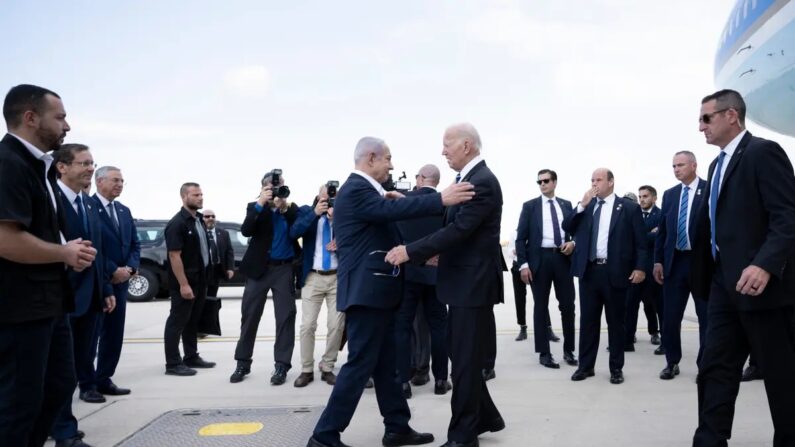 O primeiro-ministro de Israel, Benjamin Netanyahu (esquerda), cumprimenta o presidente dos EUA, Joe Biden, em sua chegada ao aeroporto Ben Gurion de Tel Aviv em 18 de outubro de 2023. (Brendan Smialowski/AFP via Getty Images )
