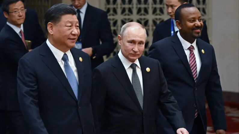 O líder russo Vladimir Putin e o líder chinês Xi Jinping participam de uma sessão de fotos em grupo durante o terceiro Fórum do Cinturão e Rota para Cooperação Internacional no Grande Salão do Povo em Pequim em 18 de outubro de 2023. (Grigory Sysoyev/Pool/AFP via Getty Imagens)