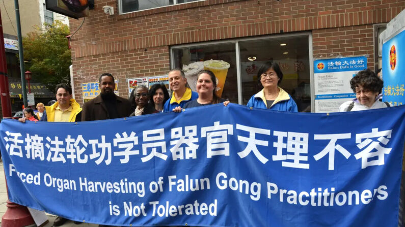 O senador estadual da Pensilvânia Sharif Street (2º a partir da esquerda) juntou-se ao comício em Philadelphia Chinatown comemorando a saída de 420 milhões de chineses do Partido Comunista Chinês, em 15 de outubro de 2023 (Frank Liang/The Epoch Times)
