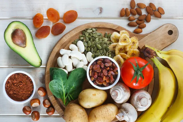 Há muitas maneiras de obter mais potássio através da dieta, mas muitos de nós ainda não comemos o suficiente. (Evan Lorne/Shutterstock)