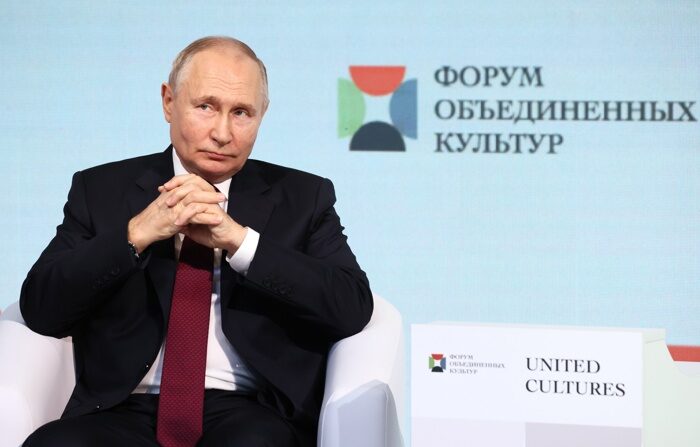 O presidente russo, Vladimir Putin, observa durante sessão plenária do IX Fórum Cultural Internacional - Fórum de Culturas Unidas, em São Petersburgo, Rússia, 17 de novembro de 2023 (EFE/EPA/MIKHAIL METZEL/SPUTNIK/KREMLIN POOL)