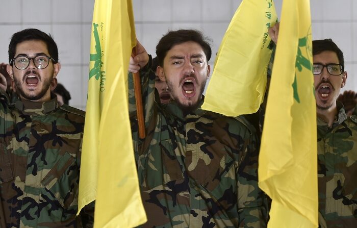 Terroristas do Hezbollah gritam slogans durante o funeral do combatente do Hezbollah Qasim Ibrahim Abu Taam, morto no dia anterior no sul do Líbano, no subúrbio ao sul de Beirute, Líbano, 6 de novembro de 2023, Líbano (EFE/EPA/WAEL HAMZEH)