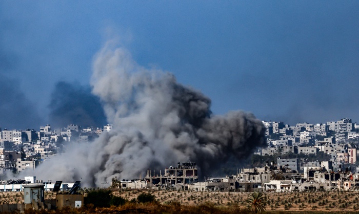 Uma nuvem de fumaça sobe de uma área no norte da Faixa de Gaza como resultado de um ataque aéreo do Exército israelense, em 30 de outubro de 2023 (EFE/EPA/Hannibal Hanschke)