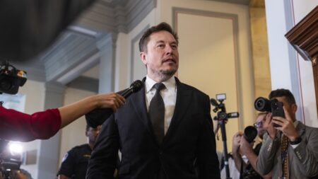 Elon Musk diz que Starlink será gratuito para escolas no Brasil caso governo cancele o contrato