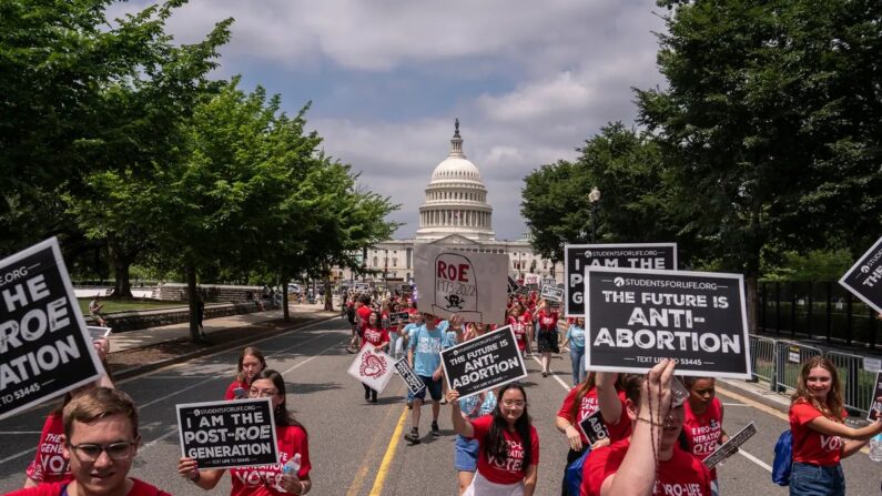 Ativistas pró-vida manifestam-se em frente à Suprema Corte dos EUA depois que a Corte anunciou uma decisão no caso Dobbs v Jackson Women 's Health Organization, em Washington, em 24 de junho de 2022. (Nathan Howard/Getty Images)