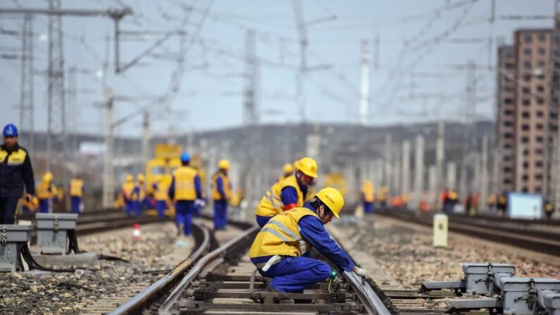 Trabalhadores são vistos em um canteiro de obras da ferrovia Tangshan-Hohhot em Ulanqab, região da Mongólia Interior, norte da China, em 19 de março de 2019. A China planeja aumentar os gastos com infraestrutura em 2023. (STR/AFP/Getty Images)