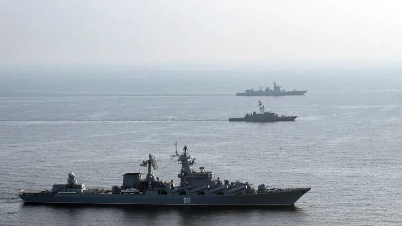 Navios de guerra russos, chineses e iranianos participam de um exercício militar conjunto no Oceano Índico em 21 de janeiro de 2022. (Escritório do Exército Iraniano/AFP via Getty Images)
