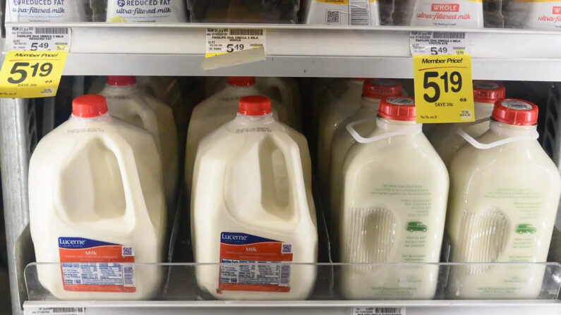 Os preços do leite exibidos em um supermercado no Distrito de Columbia em 26 de maio de 2022 (Nicholas Kamm/AFP via Getty Images)
