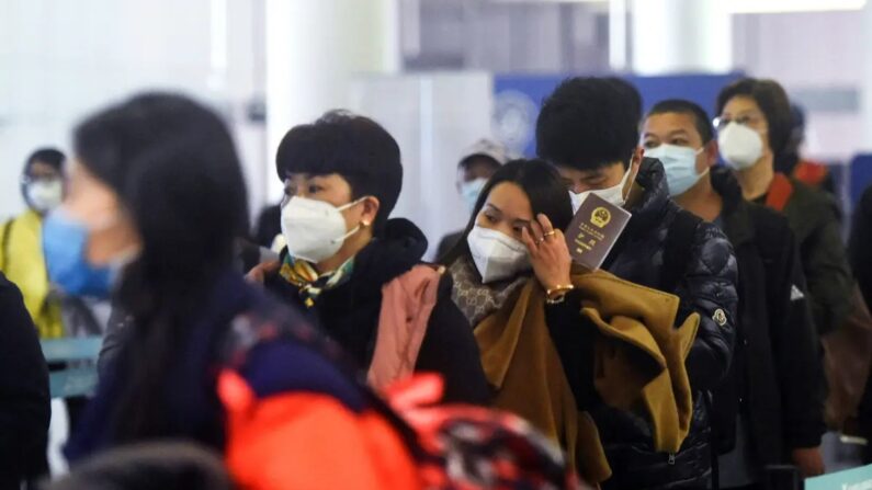 Passageiros fazem fila para passar pela alfândega após chegarem ao Aeroporto Internacional de Hangzhou Xiaoshan, na província de Zhejiang, leste da China, em 8 de janeiro de 2023. (STR/AFP via Getty Images)
