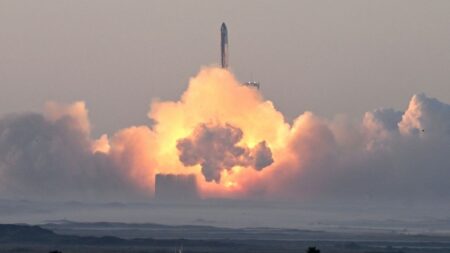 SpaceX lança “nave mais poderosa do mundo” 7 meses após tentativa fracassada