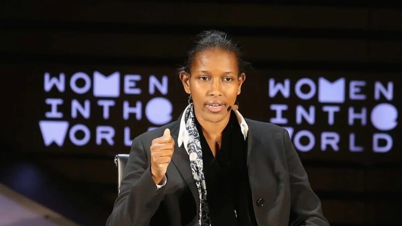 Ayaan Hirsi Ali fala no palco em "Qual é o futuro para as mulheres no Islã?" durante a 7ª Cúpula Anual das Mulheres no Mundo de Tina Brown no David H. Koch Theatre no Lincoln Center na cidade de Nova York em 7 de abril de 2016. (Jemal Countess/Getty Images)