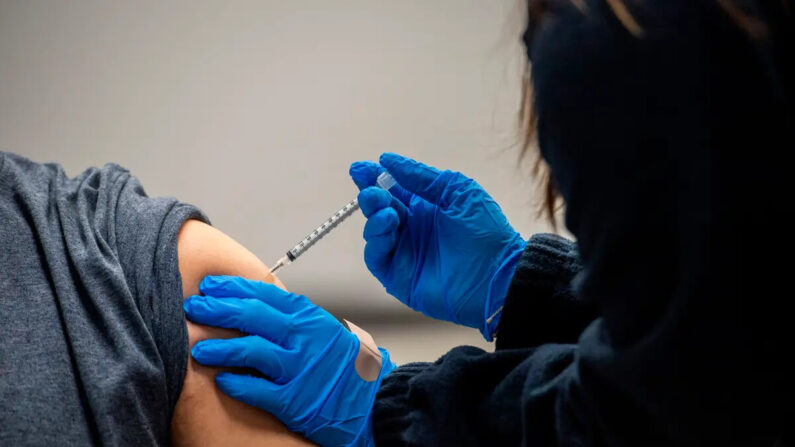 Um homem recebe a vacina contra a COVID-19 em Chelsea, Massachusetts, em 16 de fevereiro de 2021 (Joseph Prezioso/AFP via Getty Images)