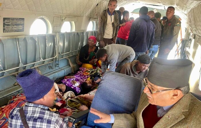 O primeiro-ministro nepalês, Pushpa Kamal Dahal (R), fala com as vítimas do terremoto em um hospital perto dos distritos de Jajarkot e West Rukum, Nepal, em 4 de novembro de 2023 (EFE/EPA/NEPAL PRIME MINISTER'S OFFICE HANDOUT)