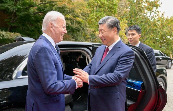 O presidente dos EUA, Joe Biden, se despede do líder chinês comunista, Xi Jinping, após reunião em São Francisco (EUA). (EFE/EPA/XINHUA / LI XUEREN CHINA OUT / REINO UNIDO E IRLANDA OUT)