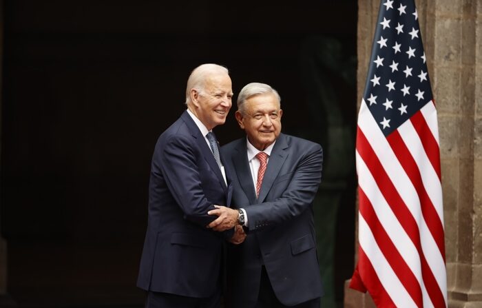 O presidente do México, Andrés Manuel López Obrador (r), cumprimenta o presidente dos Estados Unidos, Joe Biden, em fotografia de arquivo (EFE/José Méndez)