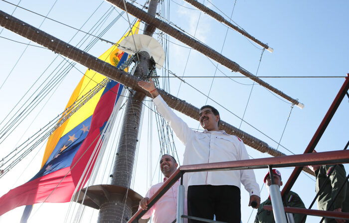 Fotografia cedida hoje pela Assessoria de Imprensa do Palácio Miraflores que mostra o ditador venezuelano, Nicolás Maduro (d), durante a inauguração da Cinta Costera Paseo La Marina, em La Guaira (Venezuela) (Imprensa EFE/Miraflores)