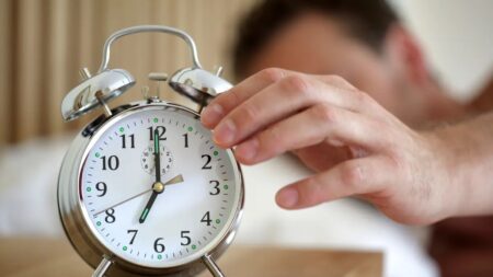 O grande debate da soneca: o que a ciência diz sobre o hábito matinal de acordar