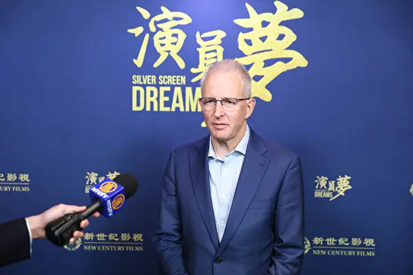 Paul Fletcher, o ministro das artes das sombras, participou da estreia de "Sonhos de Cinema" em Sydney, Austrália, em 6 de novembro de 2022 (Xu Shengkun/The Epoch Times).
