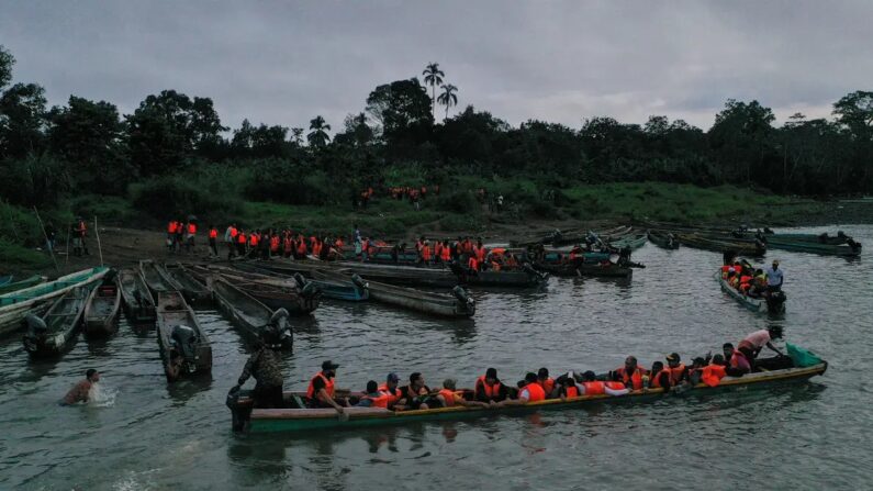 Imigrantes ilegais, com destino aos Estados Unidos, viajam pela selva na província de Darién, Panamá, em 13 de outubro de 2022. (Luis Acosta/AFP via Getty Images)
