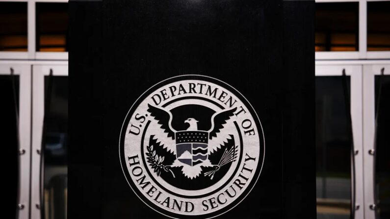 O selo do Departamento de Segurança Interna no prédio do Departamento de Imigração e Alfândega dos EUA em Washington em 28 de junho de 2023. (Madalina Vasiliu/The Epoch Times)