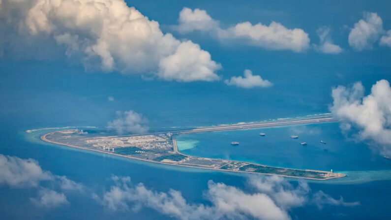 Um campo de aviação, edifícios e estruturas são vistos na ilha artificial construída pela China no recife Subi, Ilhas Spratly, Mar da China Meridional, em 25 de outubro de 2022 (Ezra Acayan/Getty Images)
