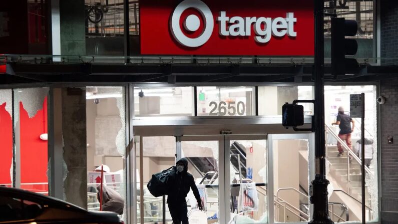 Um saqueador rouba uma loja Target em Oakland, Califórnia, em 30 de maio de 2020. (Josh Edelson/AFP via Getty Images)
