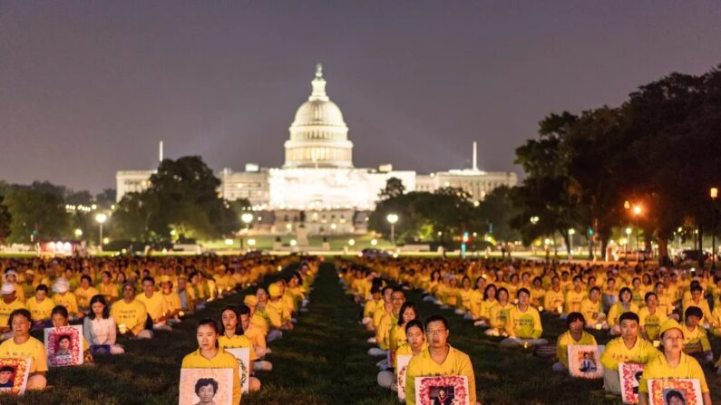 Adeptos do Falun Gong participam de uma vigília à luz de velas em memória dos praticantes do Falun Gong que faleceram devido aos 24 anos de perseguição do Partido Comunista Chinês, no National Mall, em Washington, em 20 de julho de 2023. (Samira Bouaou/The Epoch Times)