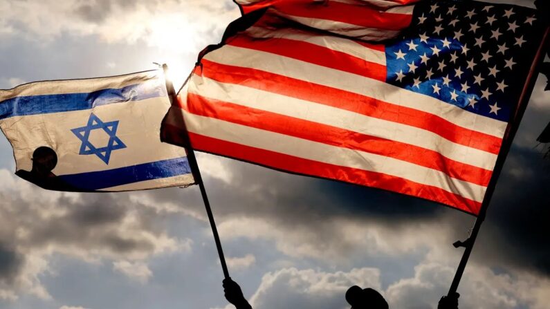 Um manifestante agita bandeiras nacionais dos EUA e de Israel durante uma manifestação em frente à Embaixada dos EUA em Tel Aviv, enquanto o primeiro-ministro de Israel, Benjamin Netanyahu, está em Nova York para se encontrar com o presidente Joe Biden, em 20 de setembro de 2023. (Jack Guez/AFP via Imagens Getty)