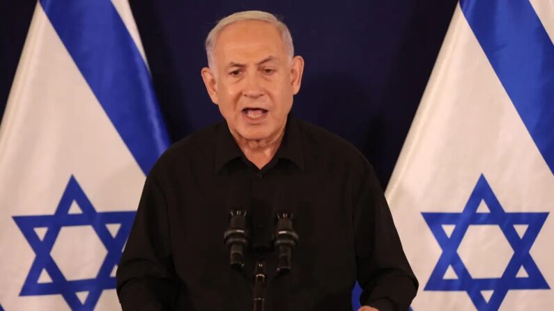O primeiro-ministro israelense, Benjamin Netanyahu, fala durante uma entrevista coletiva na base militar de Kirya, em Tel Aviv, Israel, em 28 de outubro de 2023, em meio às batalhas contínuas entre Israel e o grupo palestino Hamas. (Abir Sultan/POOL/AFP via Getty Images)
