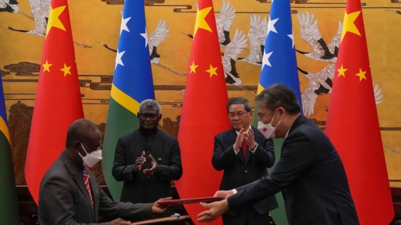 O ministro das Ilhas Salomão, Manasseh Sogavare (2º à esquerda), e o primeiro-ministro da China, Li Qiang (2º à direita), aplaudem enquanto as autoridades dos dois países trocam documentos assinados no Grande Salão do Povo em Pequim, em 10 de julho de 2023. (Foto por Andy Wong/Pool/AFP via Getty Images)
