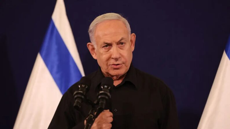 O primeiro-ministro israelense, Benjamin Netanyahu, fala em meio às batalhas em curso entre Israel e o grupo terrorista Hamas, durante uma coletiva de imprensa na base militar de Kirya em Tel Aviv, Israel, em 28 de outubro de 2023. (Abir Sultan/Pool/AFP via Getty Images)
