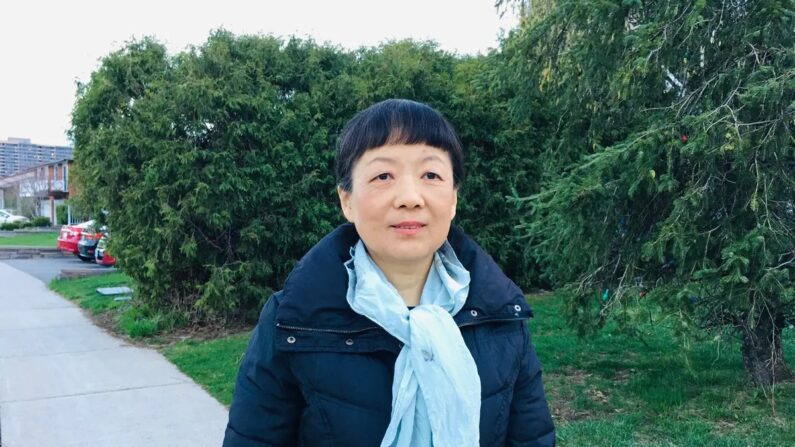 Michelle Zhang, uma praticante do Falun Gong que reside em Toronto, posa para uma foto em 19 de abril de 2023. A Sra. Zhang e sua família sofreram anos de perseguição por parte do Partido Comunista Chinês. (Michelle Hu/Epoch Times)
