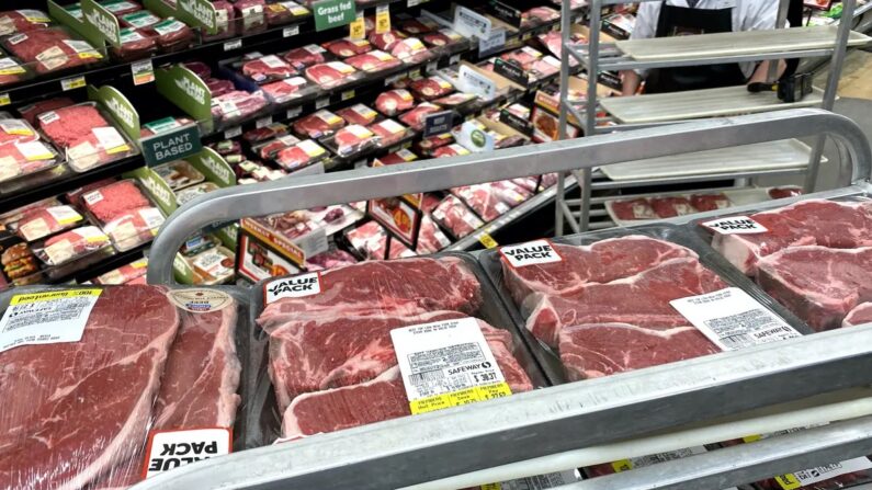 Bandejas de carne bovina estão à venda na seção de carnes de um supermercado em McLean, Virgínia, em 10 de junho de 2022. (Saul Loeb/AFP via Getty Images)
