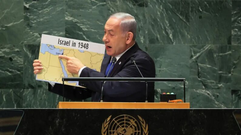 O primeiro-ministro do Estado de Israel, Benjamin Netanyahu, segura um mapa enquanto fala durante a Assembleia Geral das Nações Unidas (AGNU) na sede das Nações Unidas em 22 de setembro de 2023 na cidade de Nova York. (Michael M. Santiago/Getty Images)
