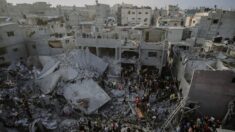 Militares israelenses cercam cidade de Gaza enquanto Hamas tenta bloquear evacuações de residentes, afirma o IDF