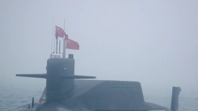 Um novo submarino nuclear da classe 094A Jin, Longa Marcha 10, da Marinha do Exército de Libertação Popular Chinês (ELP) participa de um desfile naval para comemorar o 70º aniversário da fundação da Marinha do ELP da China no mar perto de Qingdao, em Província de Shandong, leste da China, em 23 de abril de 2019. (Mark Schiefelbein/Pool/AFP via Getty Images)
