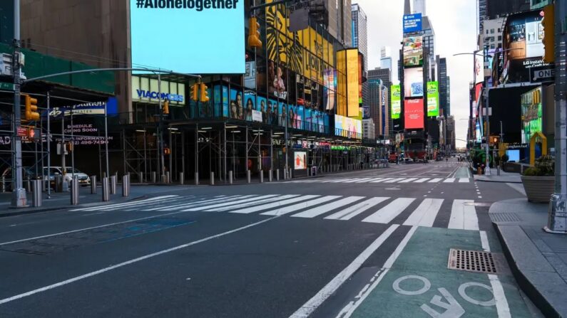 As ruas são vistas quase vazias na rua 42 da Times Square durante a pandemia de COVID-19, em Manhattan, Nova Iorque, em 26 de março de 2020 (tetiana.photographer/Shutterstock)