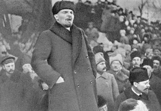 Lenin falando para uma multidão, 1919. (Domínio Público)