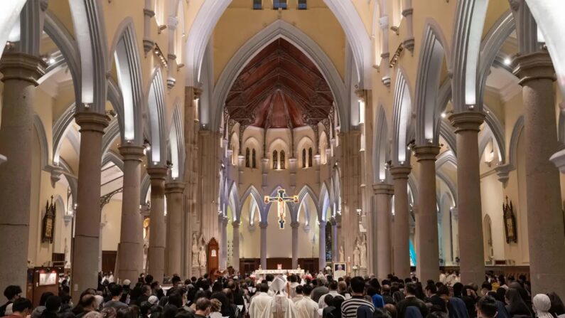Uma missa de réquiem é realizada para o falecido Papa Emérito Bento XVI na Catedral Católica da Imaculada Conceição de Hong Kong, em Hong Kong, em 4 de janeiro de 2023. (Anthony Kwan/Getty Images)